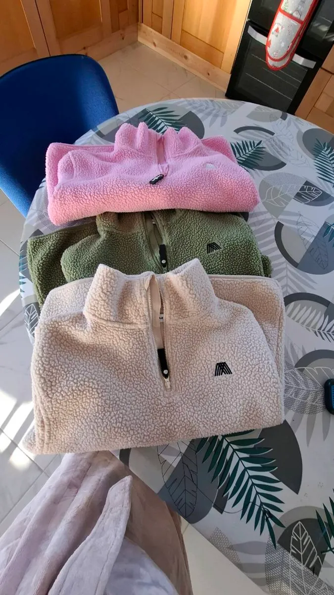 Kids 4th arq half zips size 9-10yrs