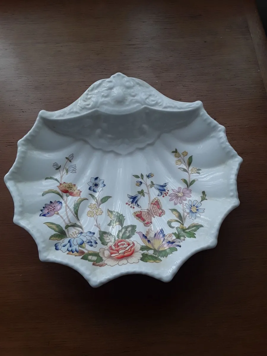 Beautiful Aynsley shell-shaped bone china dish - Image 1