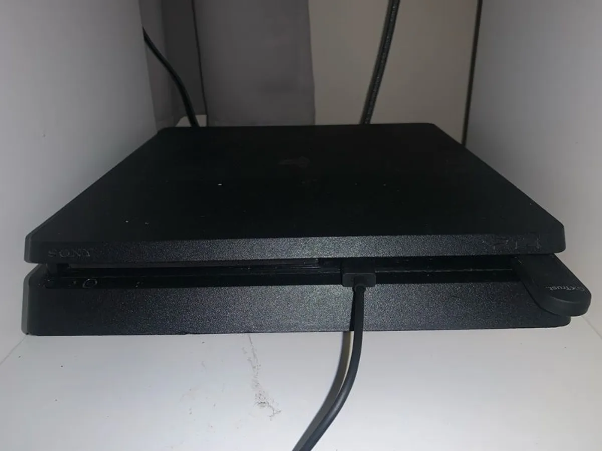 playstation 4 - 500 GB - x2 controller x1 game - Image 1