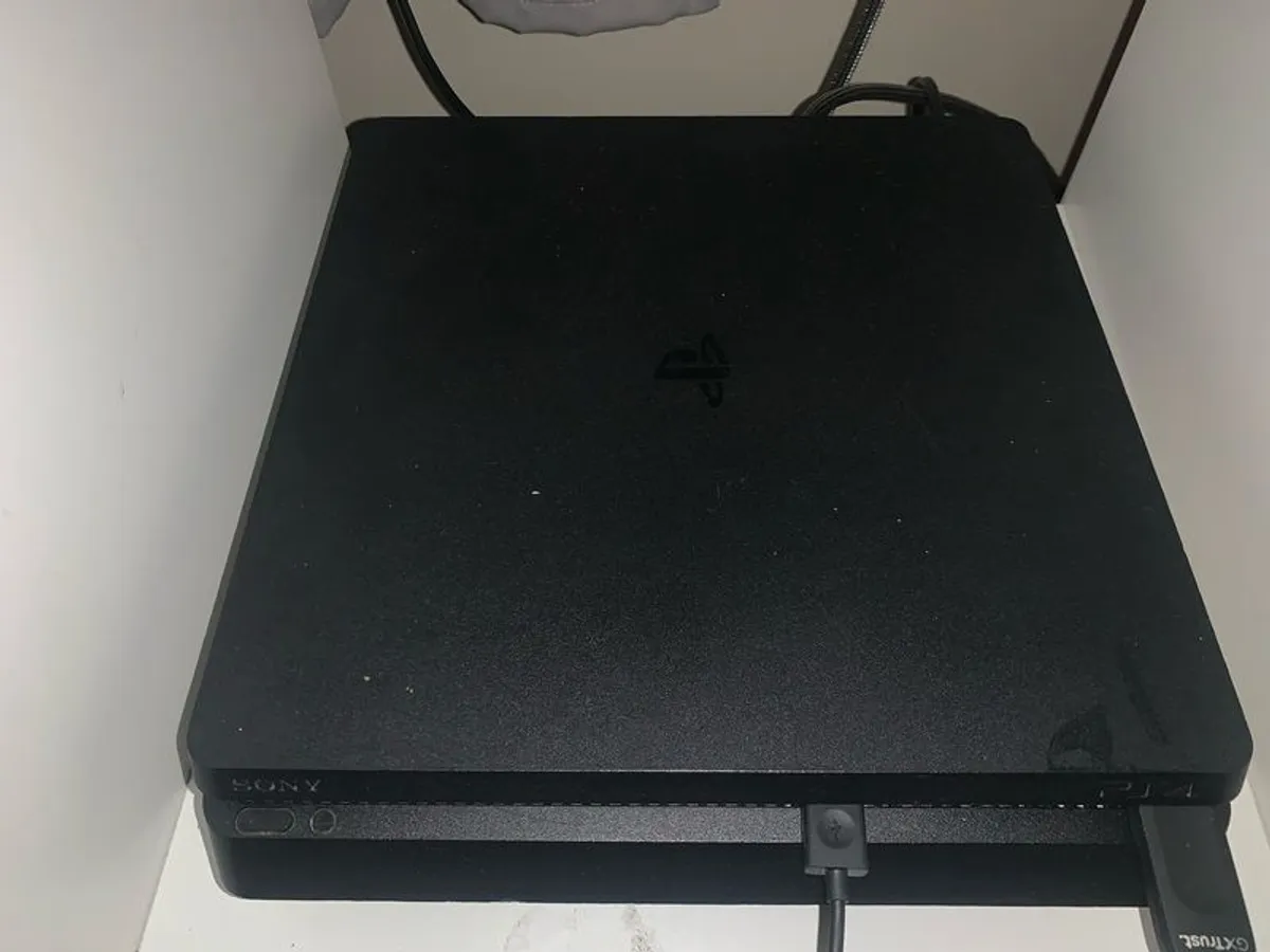 playstation 4 - 500 GB - x2 controller x1 game - Image 3