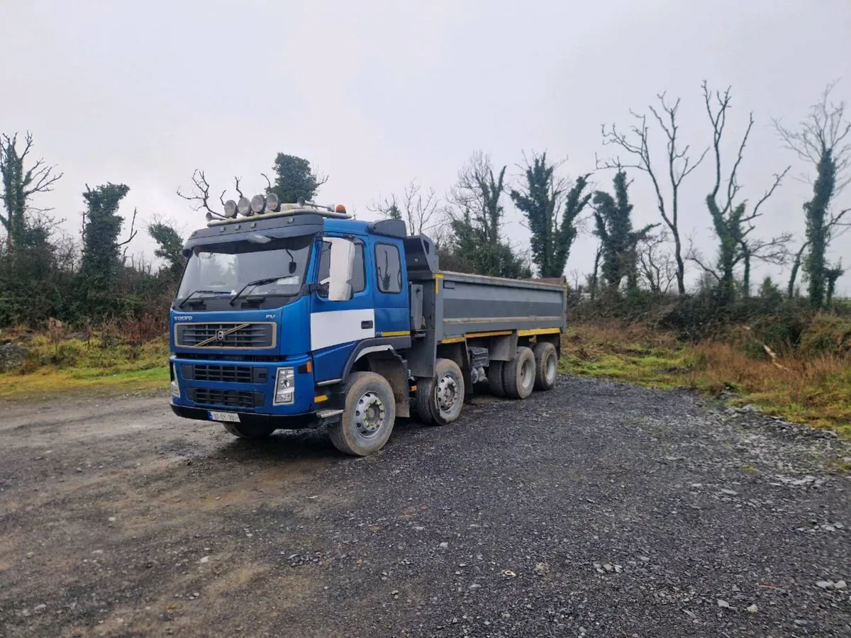 Volvo fm 13 8x4 tipper - Image 1