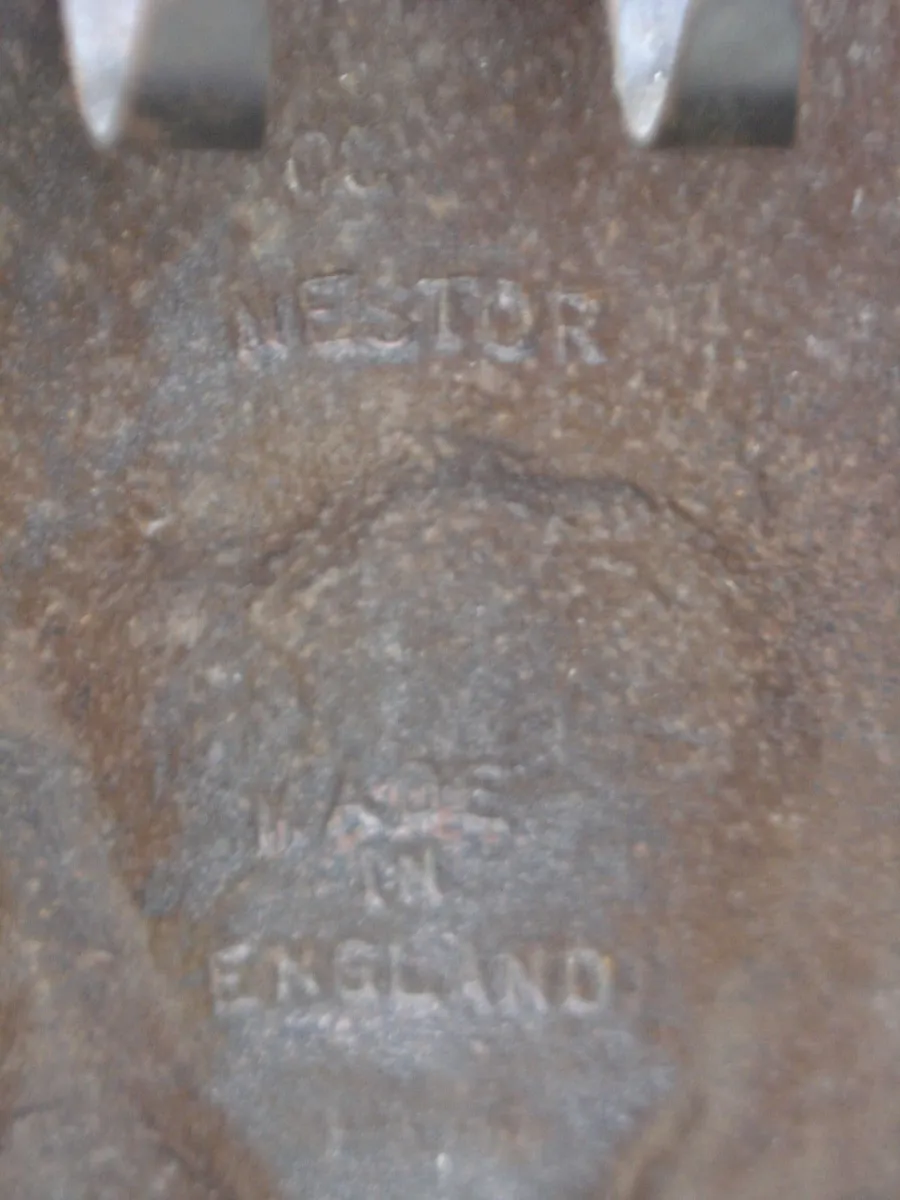 NESTOR VINTAGE 1930s CAST IRON COMPANION SETS. - Image 2