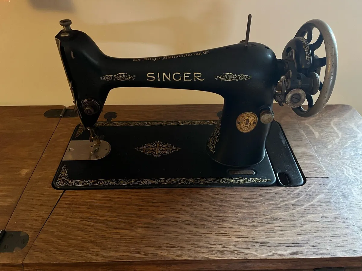 Antique sewing machine - Image 3