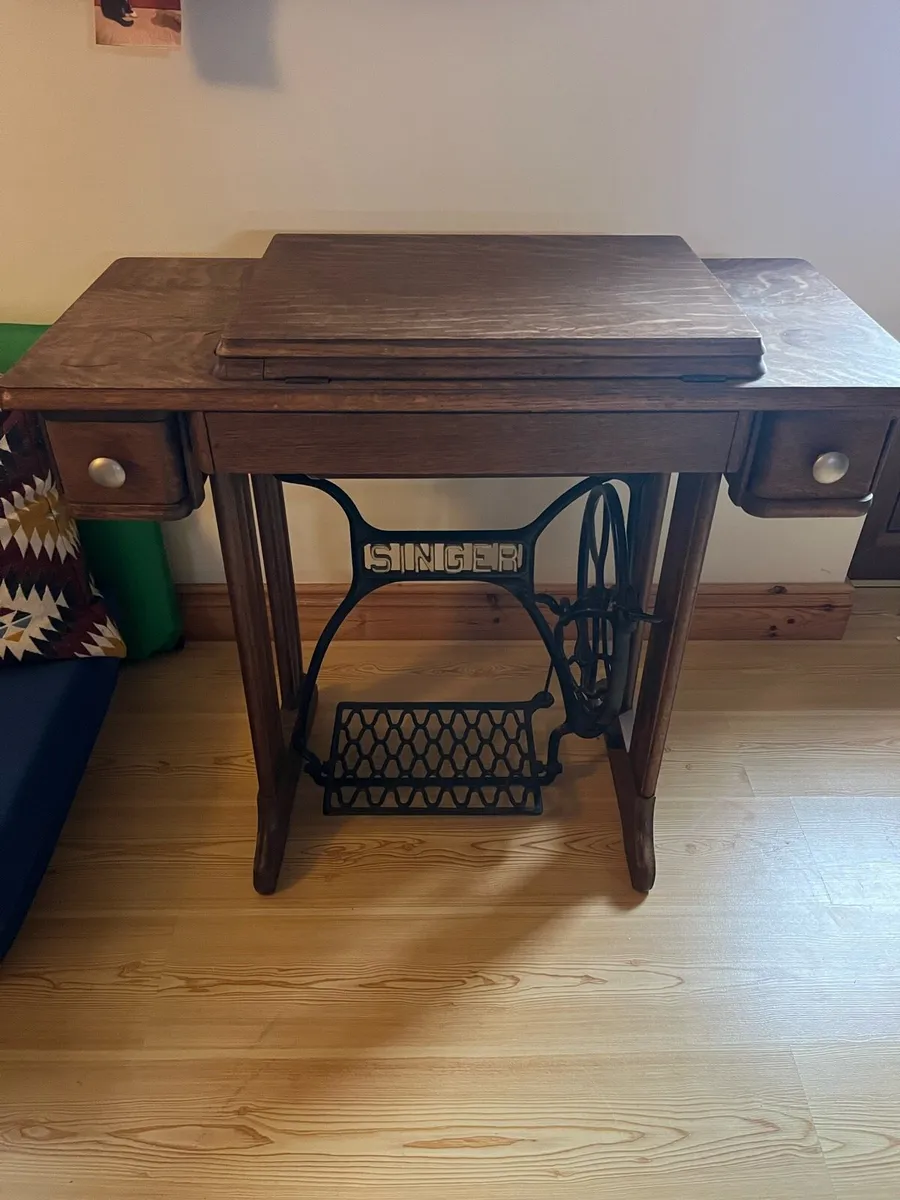 Antique sewing machine - Image 1