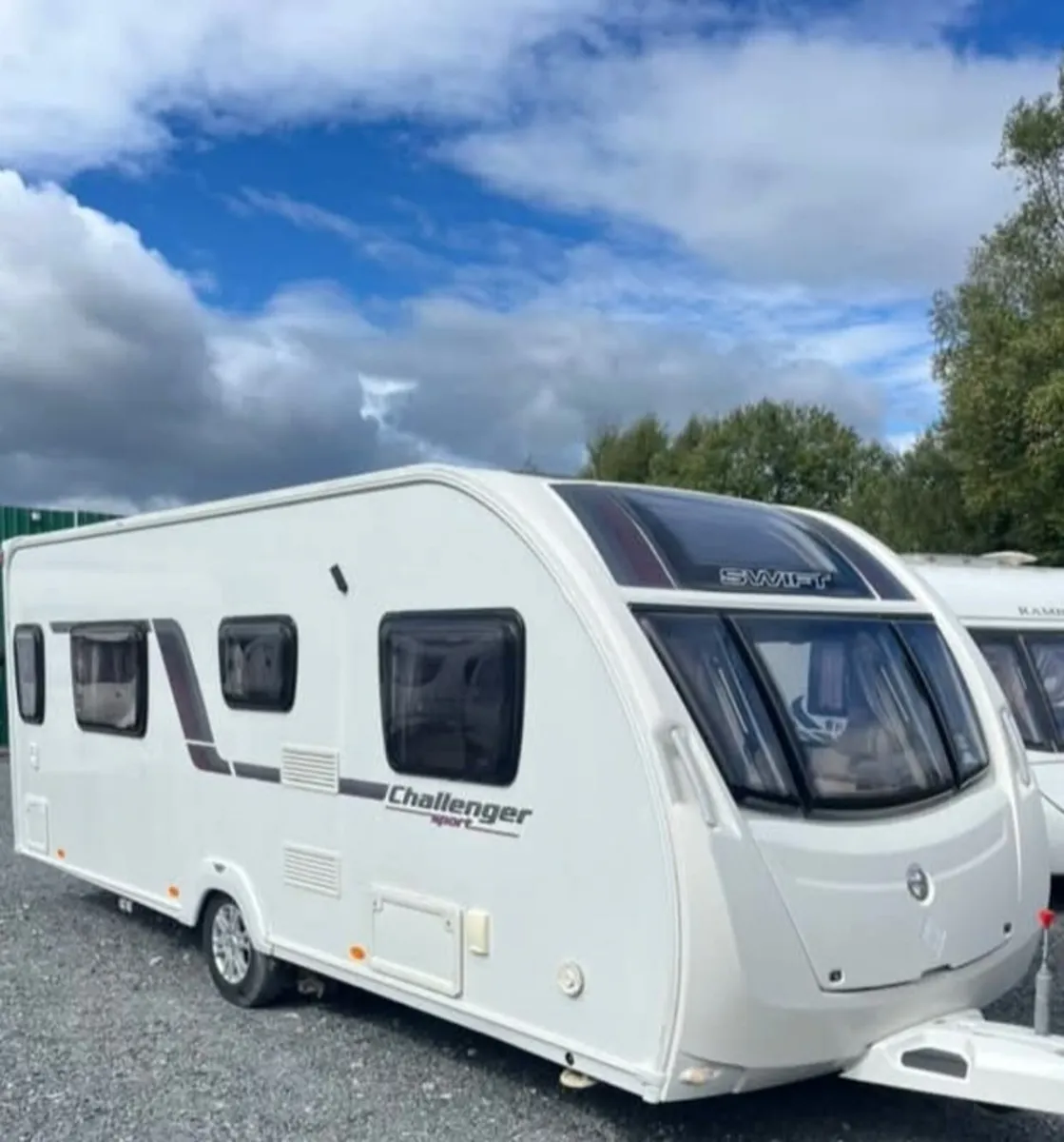 Swift challenger sport with fixed single beds - Image 1