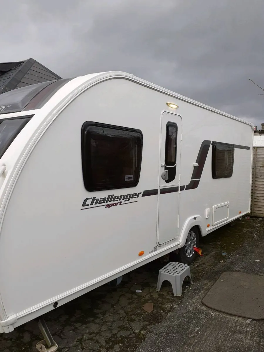 Swift challenger sport with fixed single beds - Image 2