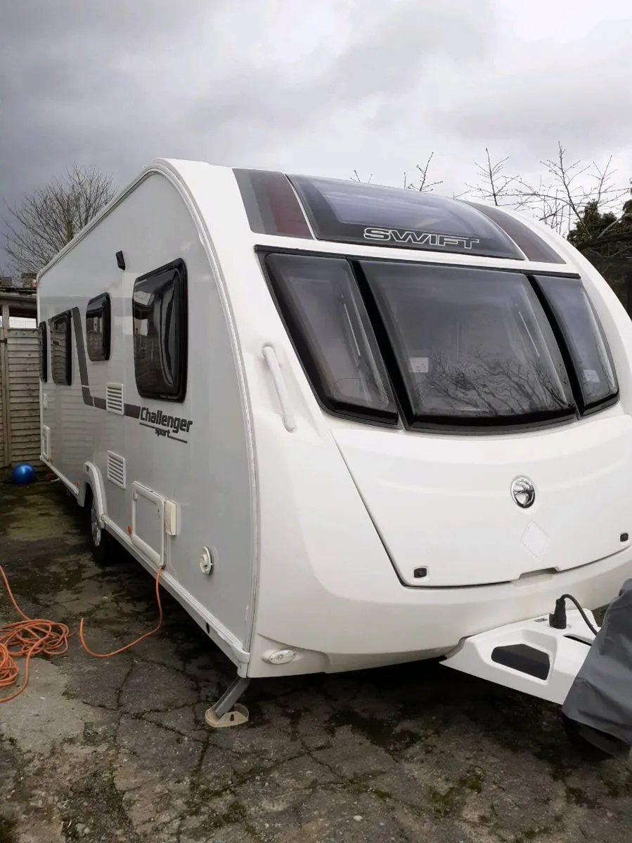 Swift challenger sport with fixed single beds - Image 4