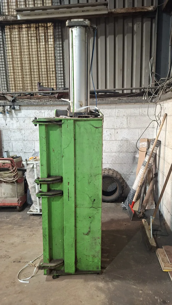 Cardboard & Plastic baler - Image 4