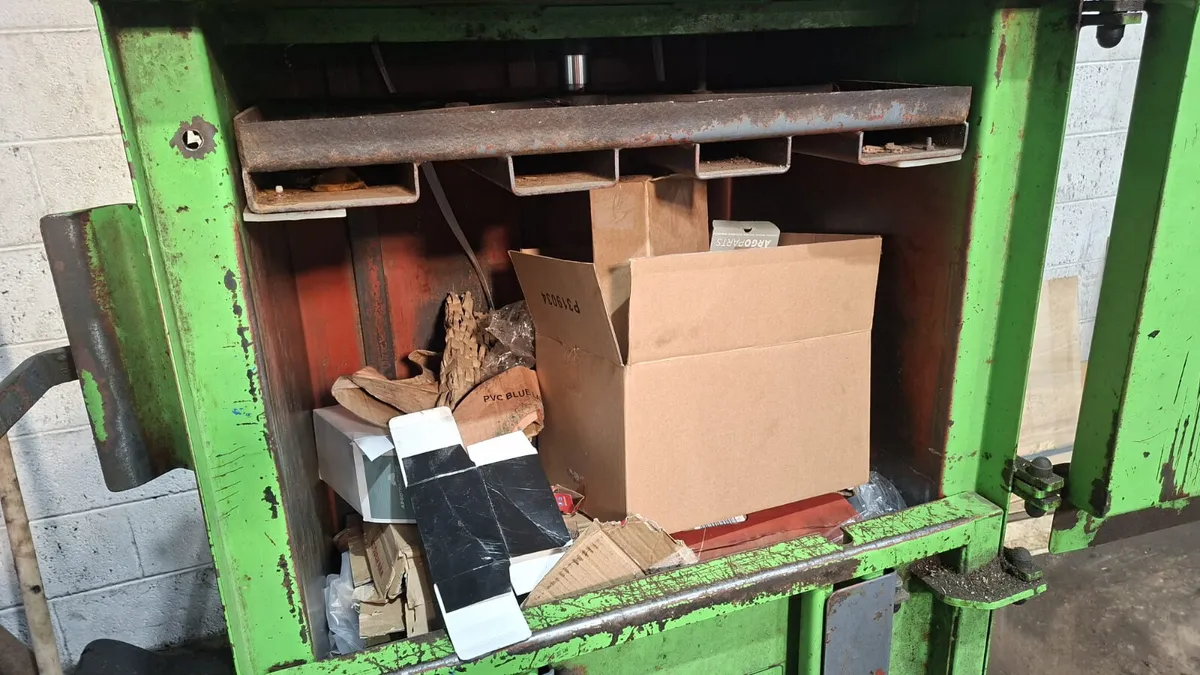 Cardboard & Plastic baler - Image 2