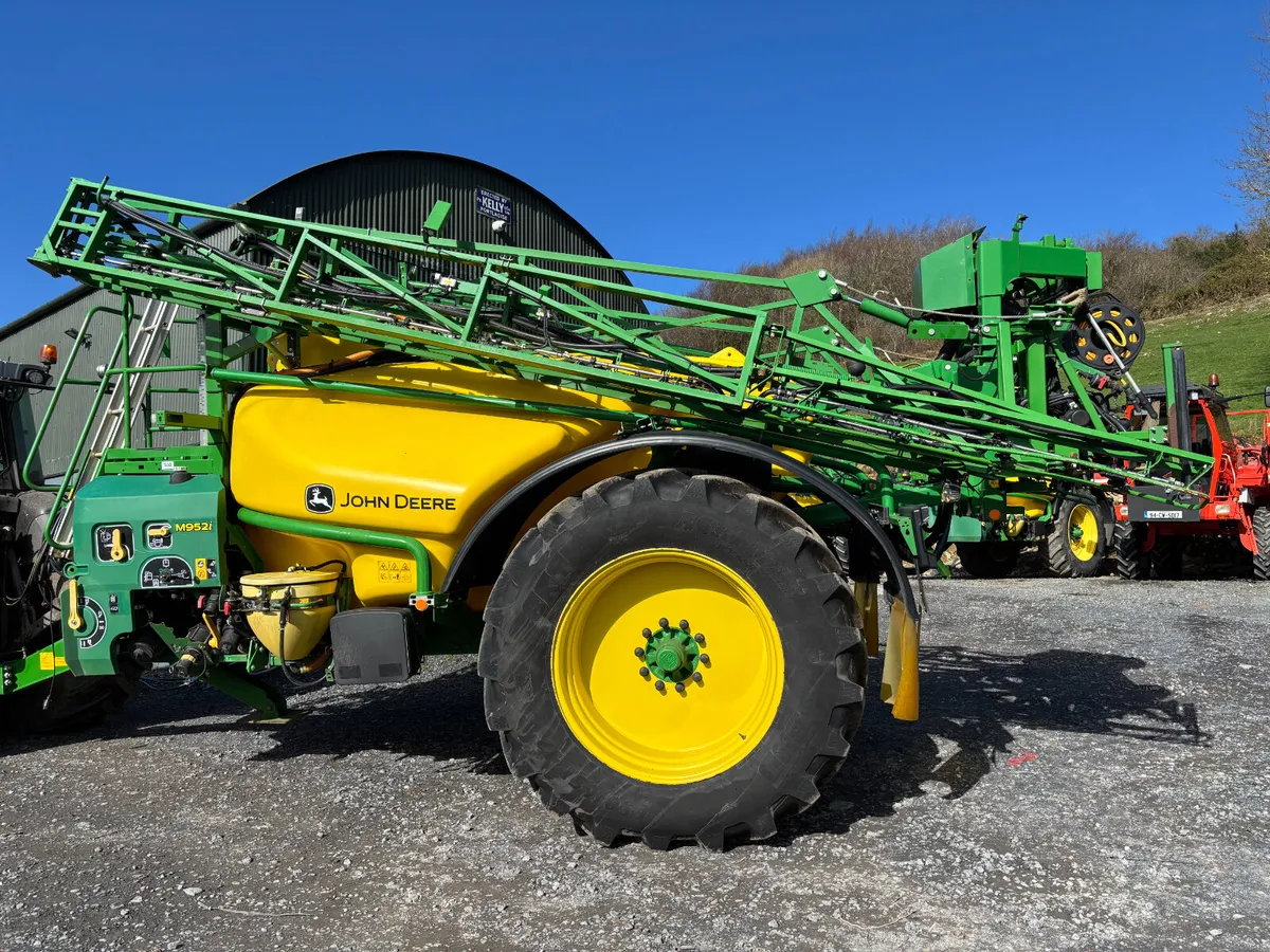 John Deere M952i  Trailed Sprayer - Image 1