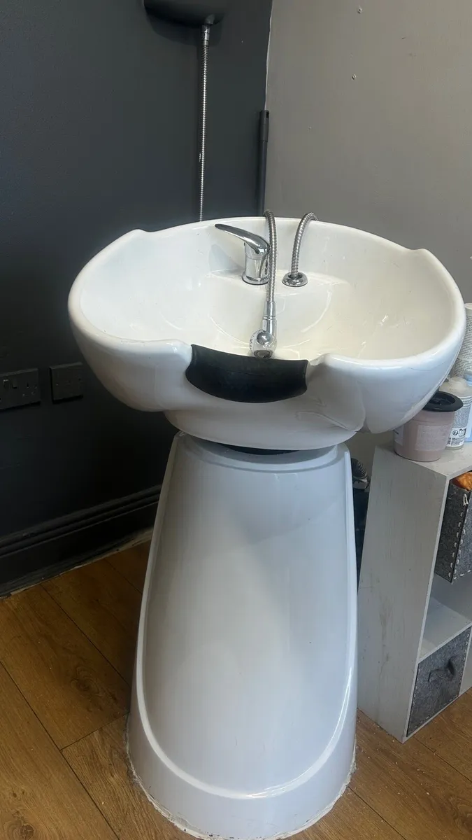 Space saving hairdressing backwash basin - Image 1