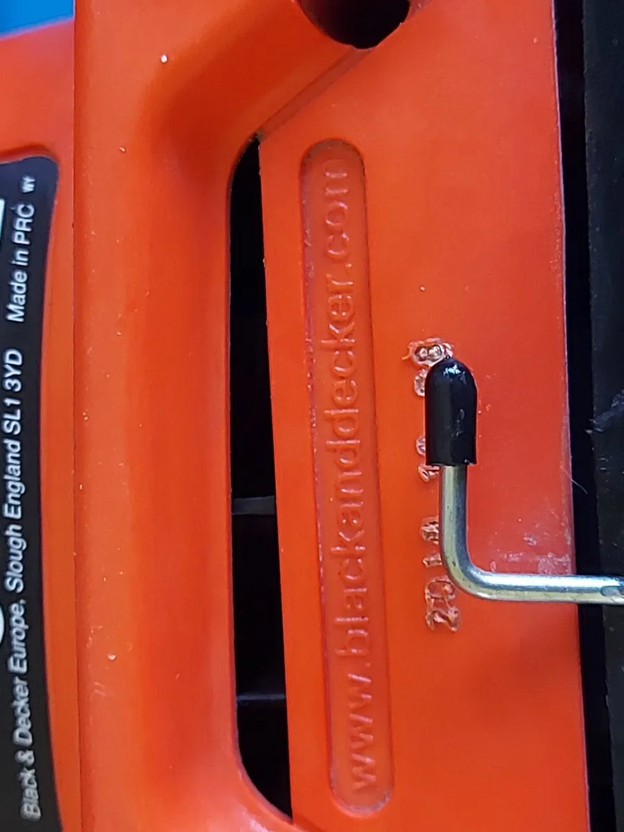 Black & Decker KA300 Orbital Sander 1/3 Sheet 240V - Image 3