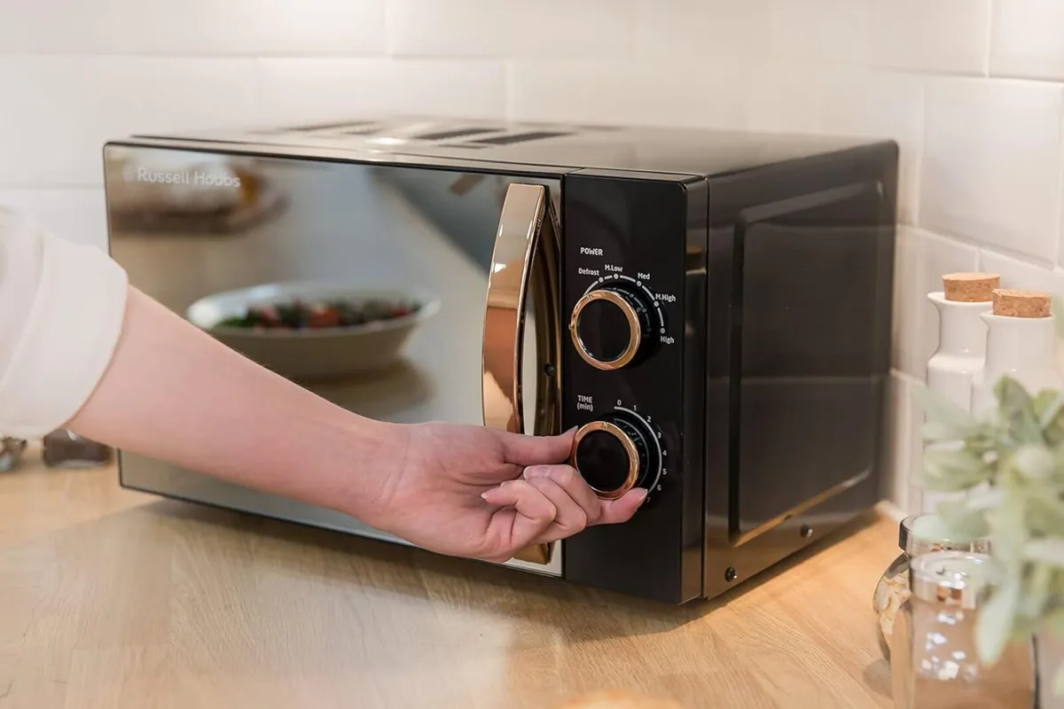 RHM1727RG 17 Litre 700 W Rose Gold Solo Microwave - Image 4
