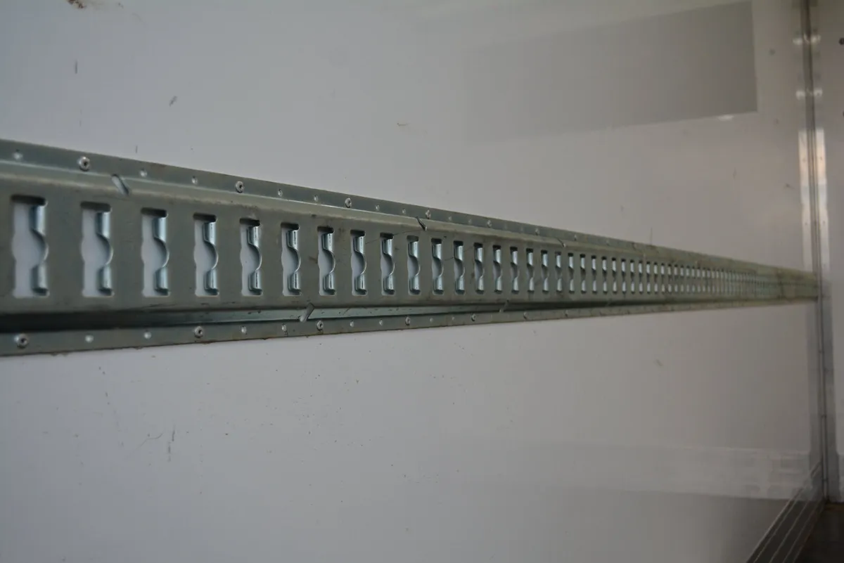 Opel Low Floor Luton 4.6m x 2.0m x 2.6m - Image 3