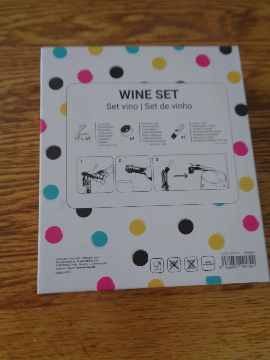 Wine Set in Presentation Set for Sale - Image 2