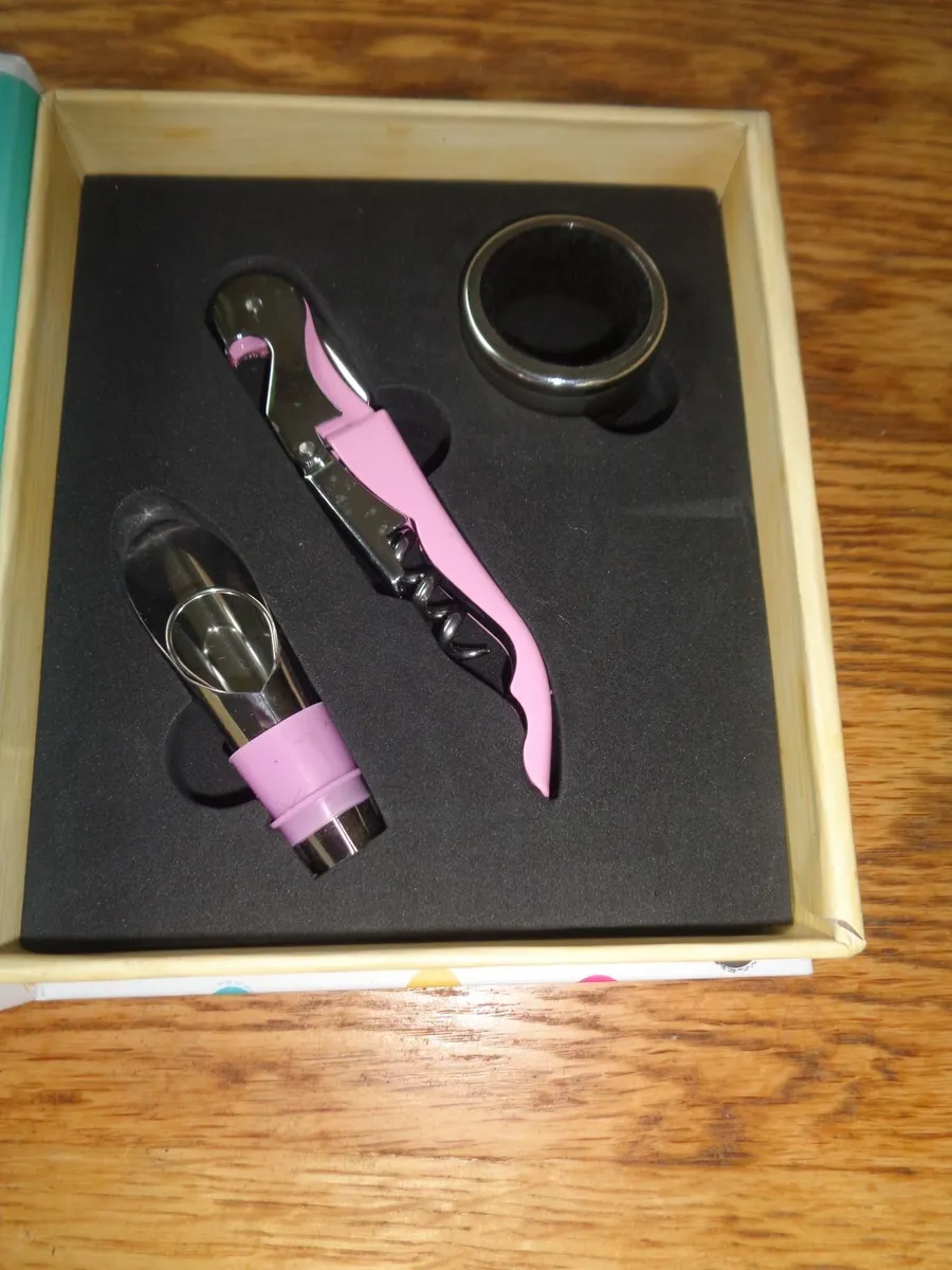 Wine Set in Presentation Set for Sale - Image 3