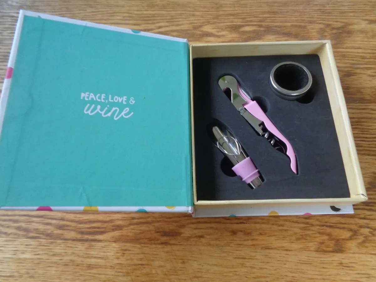 Wine Set in Presentation Set for Sale - Image 4