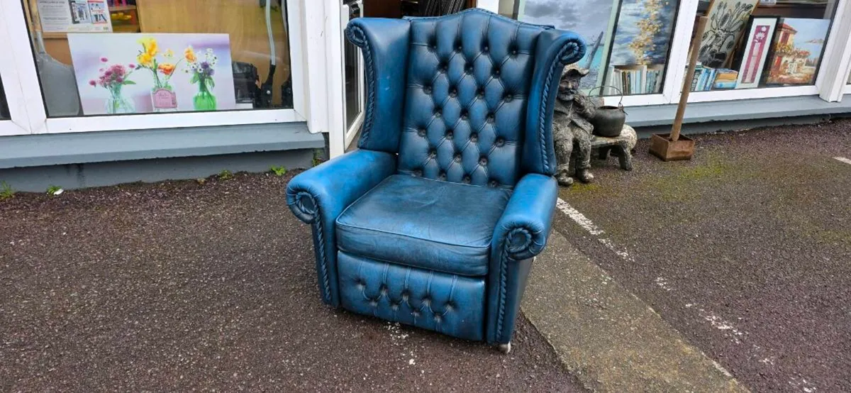 Chesterfield Recliner - Image 4