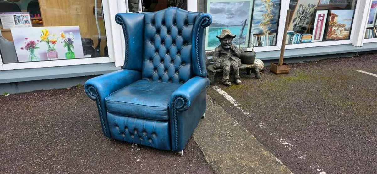 Chesterfield Recliner - Image 2