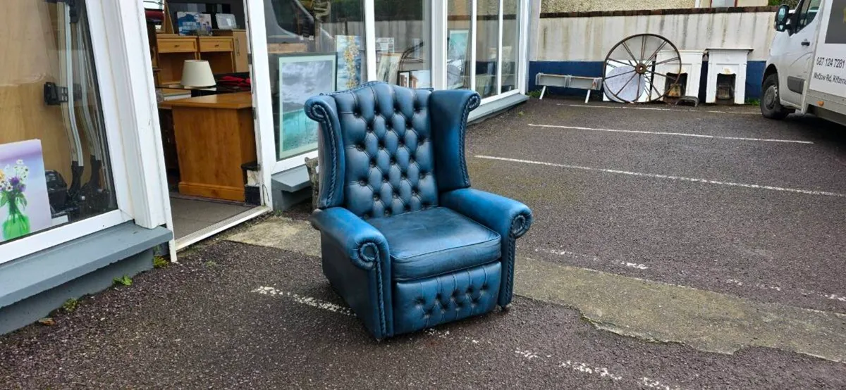 Chesterfield Recliner - Image 3