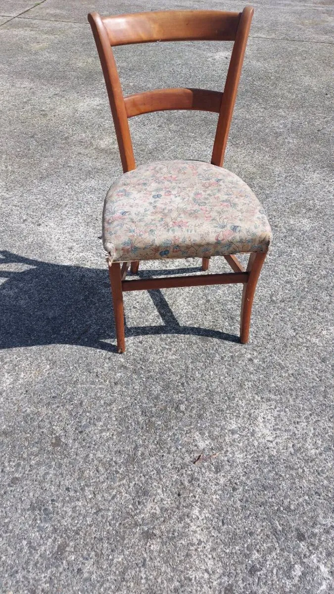Single vintage chair needs upholstery - Image 1