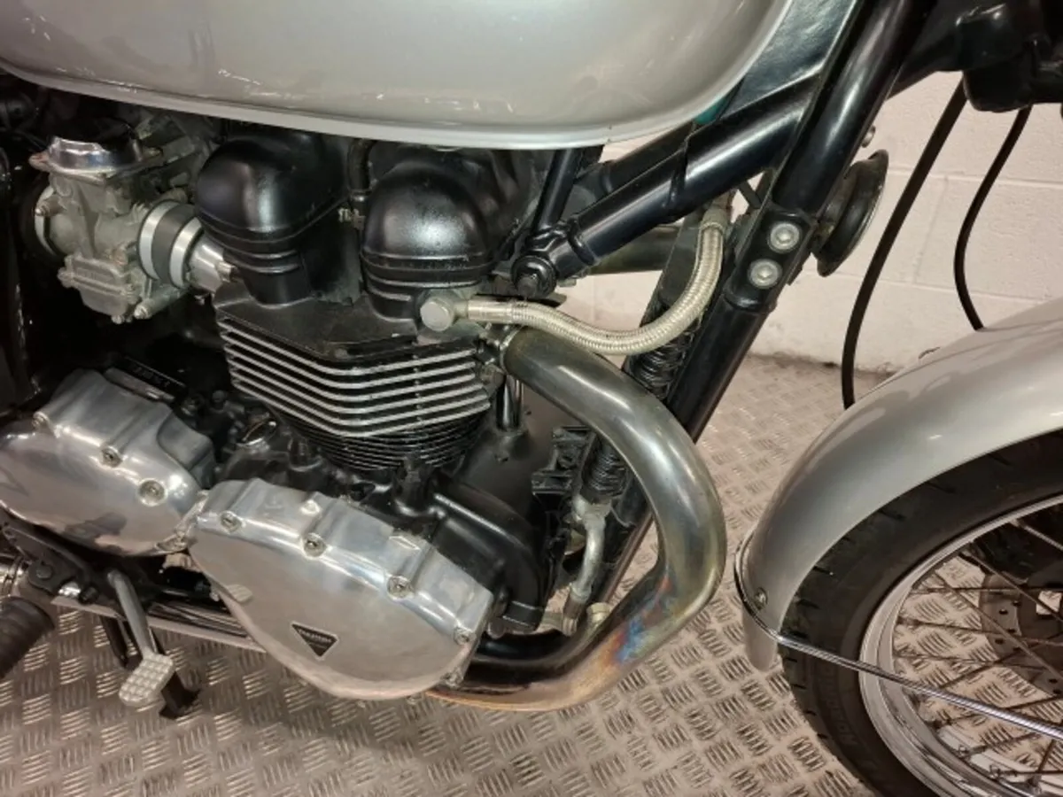 Triumph Bonneville 900 2008 - Image 4