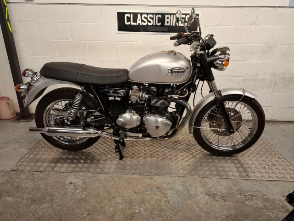 Triumph Bonneville 900 2008 - Image 1