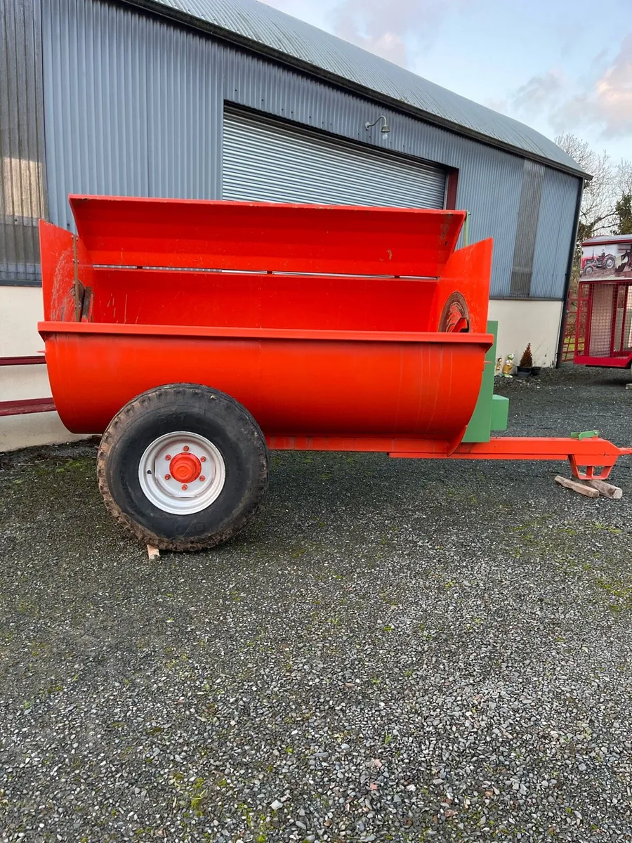 Manure spreader - Image 1