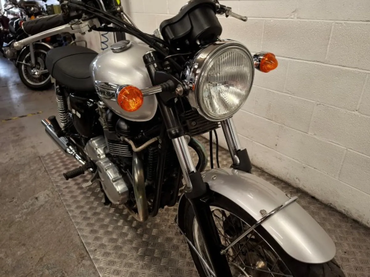 Triumph Bonneville 900 2008 - Image 2