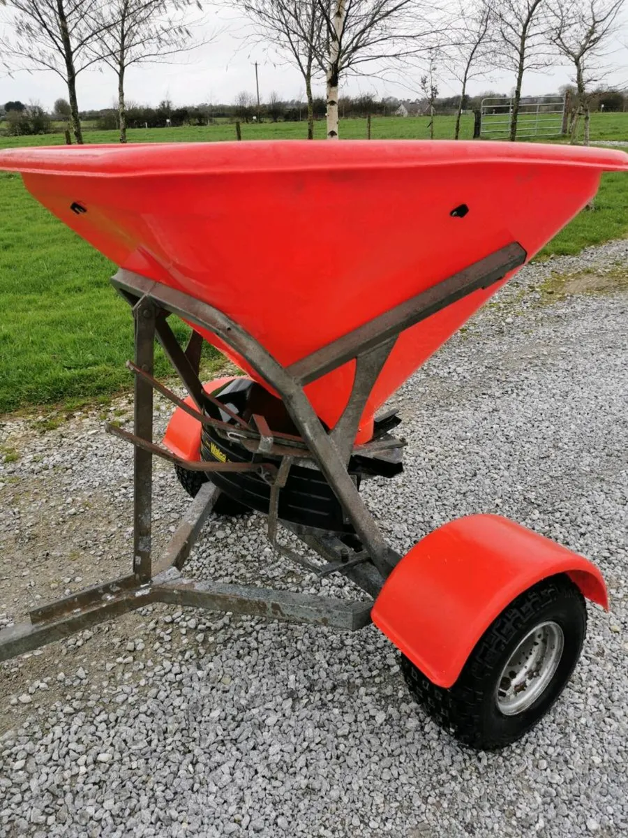 Fertiliser spreader - Image 1