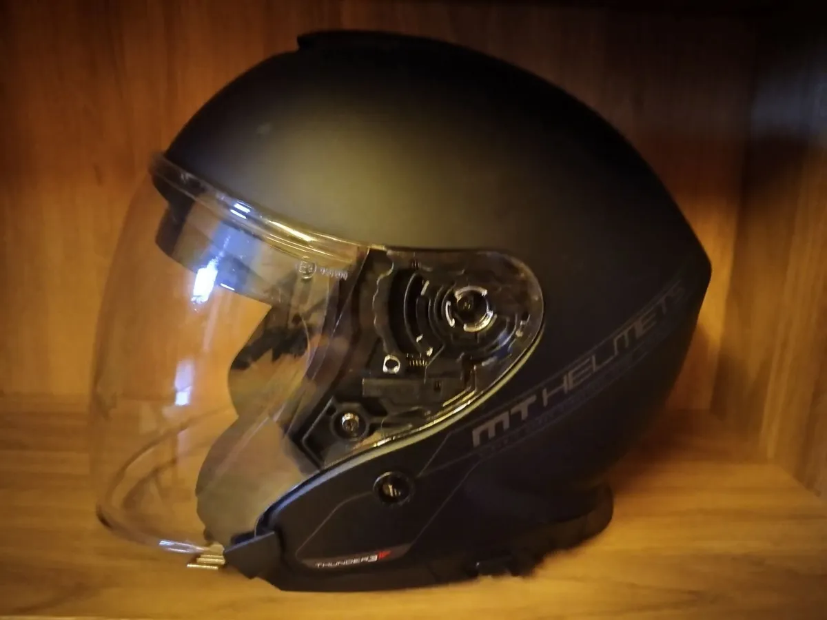 Moped helmet and gloves - Image 1