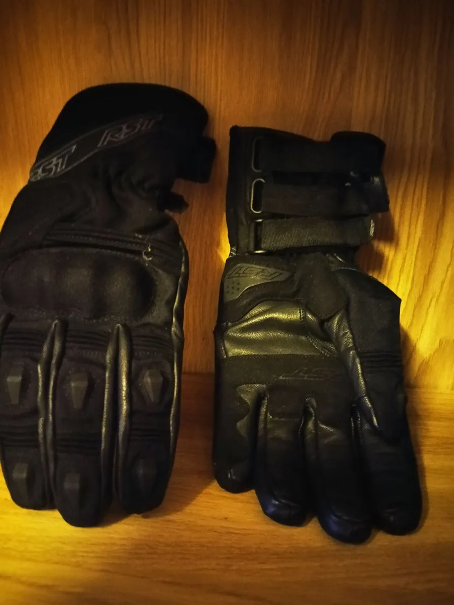 Moped helmet and gloves - Image 2