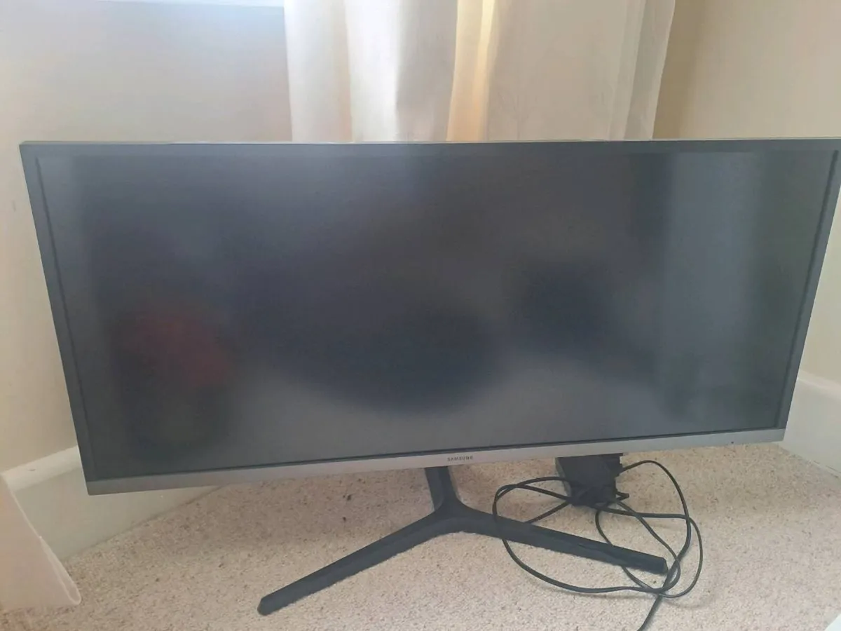 Wide screen monitor - Image 1
