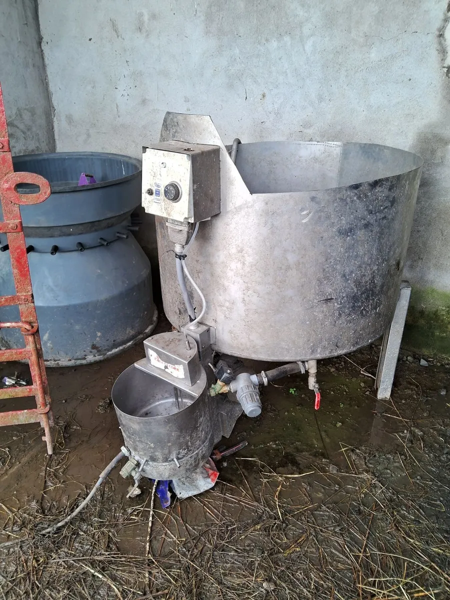 Calf feeder