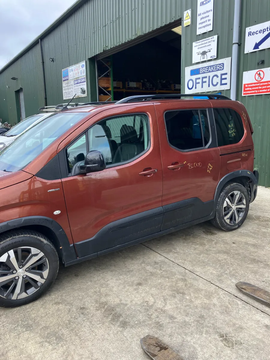 2022 peugeot rifter gt line parts breaking - Image 2