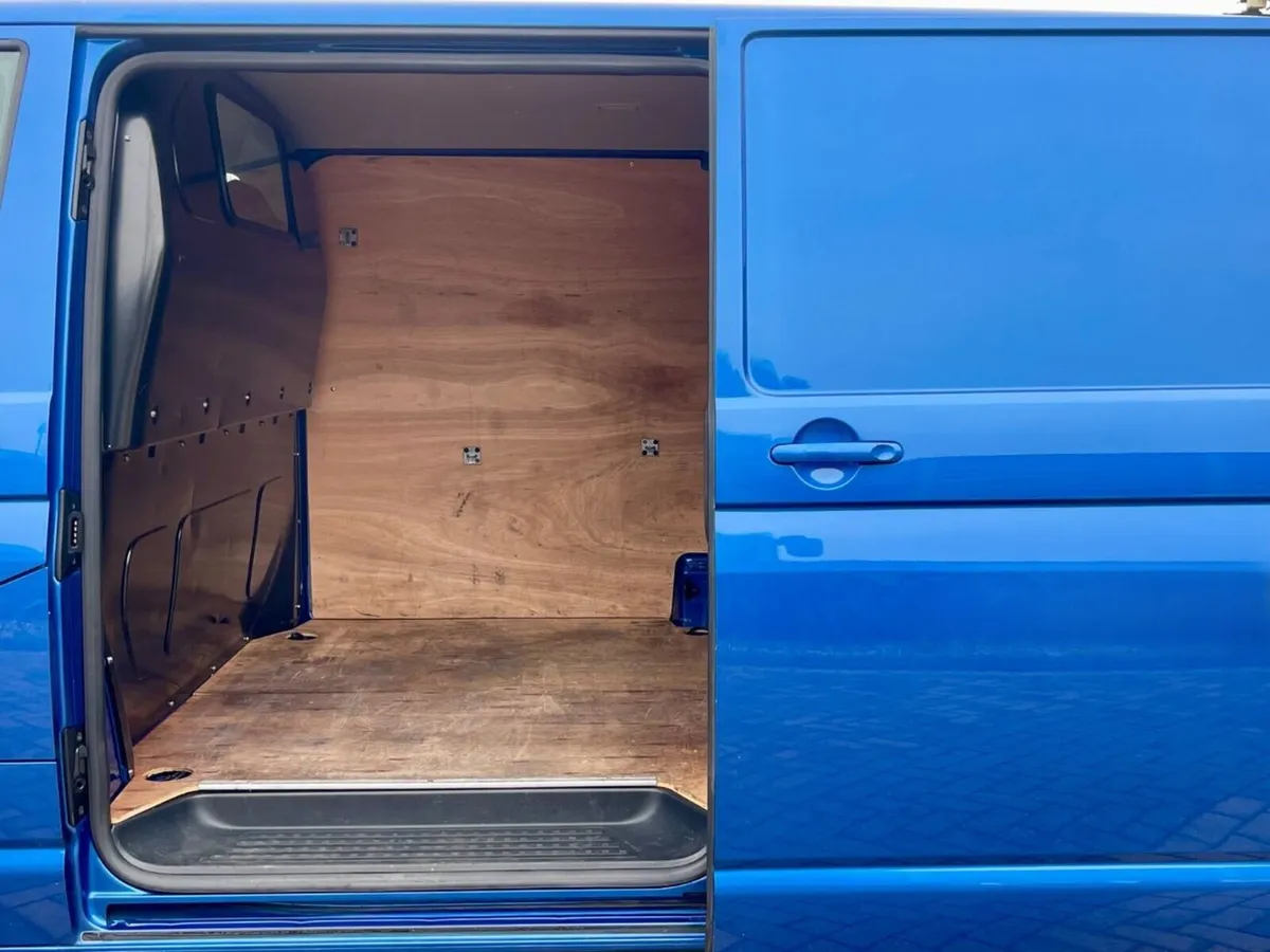 2022 Volkswagen Transporter Low Roof Panel Van - Image 3