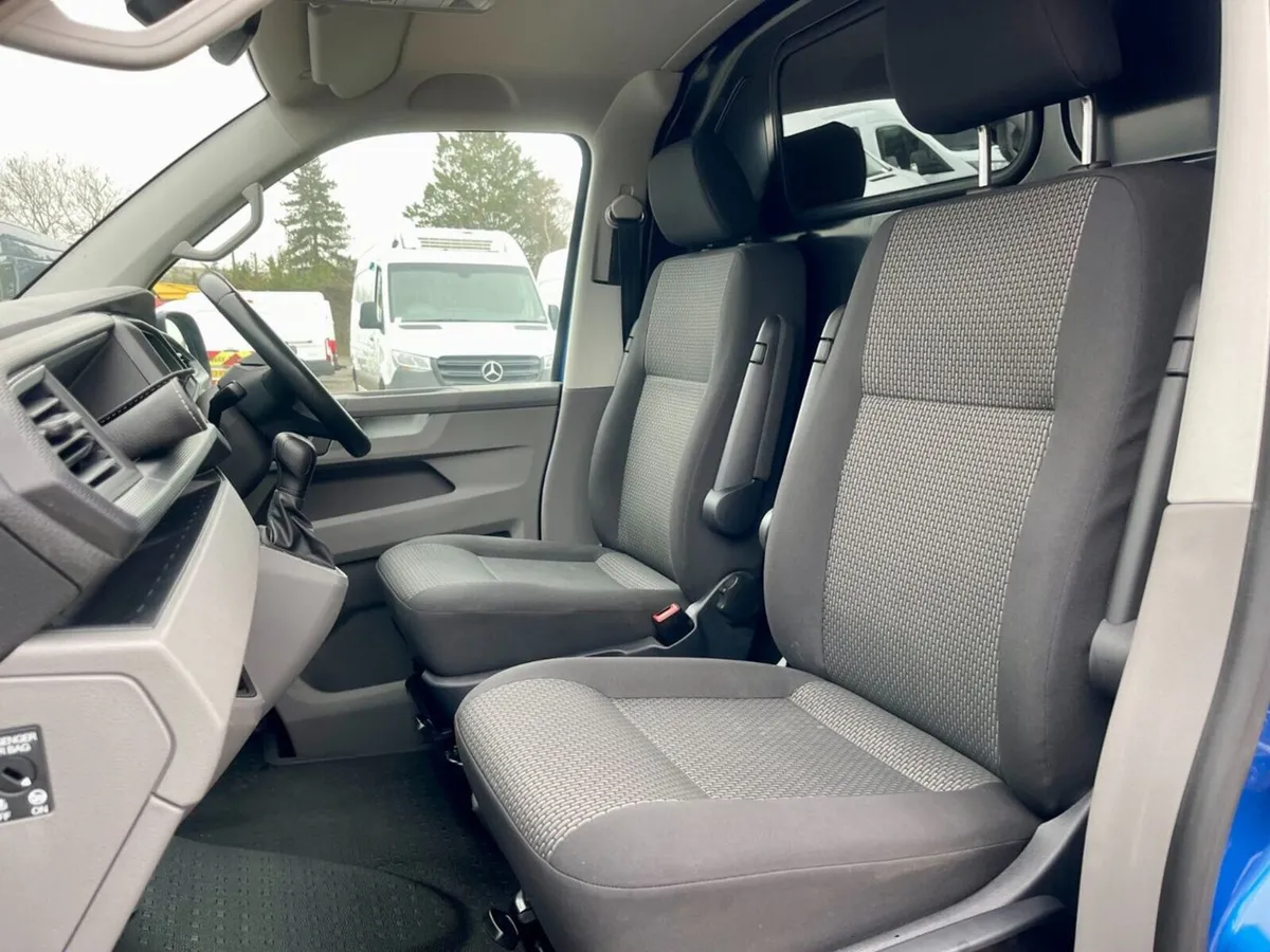 2022 Volkswagen Transporter Low Roof Panel Van - Image 4