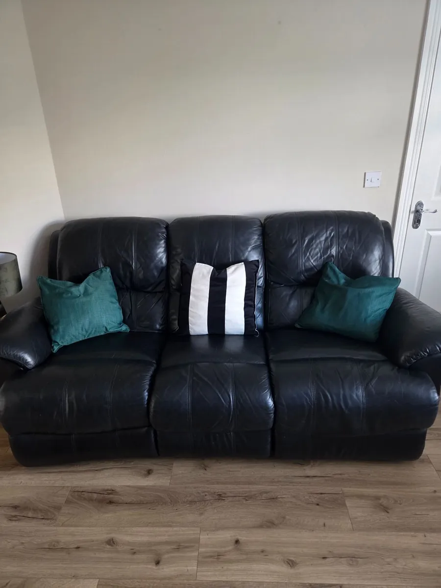 3+1+1 reclining leather couch and 2 chairs - Image 1
