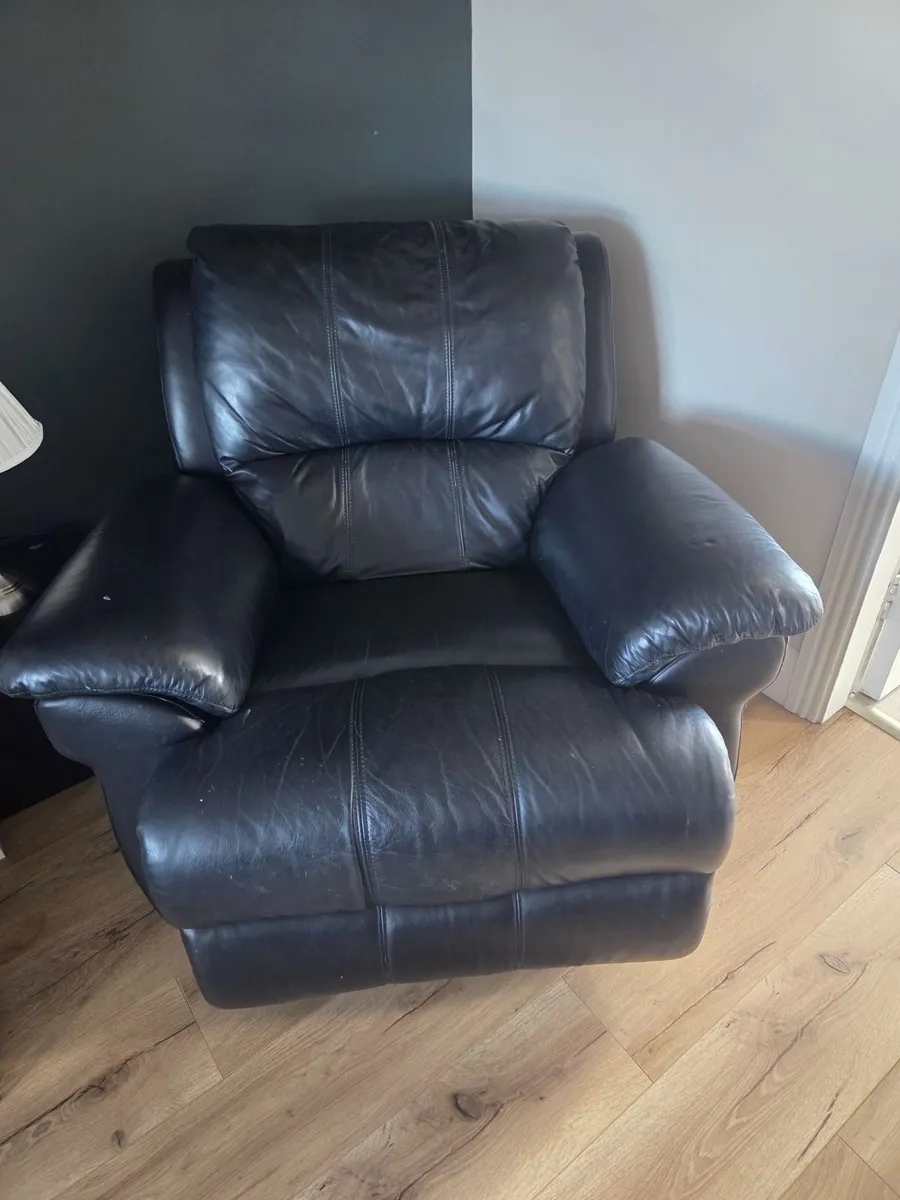 3+1+1 reclining leather couch and 2 chairs - Image 2
