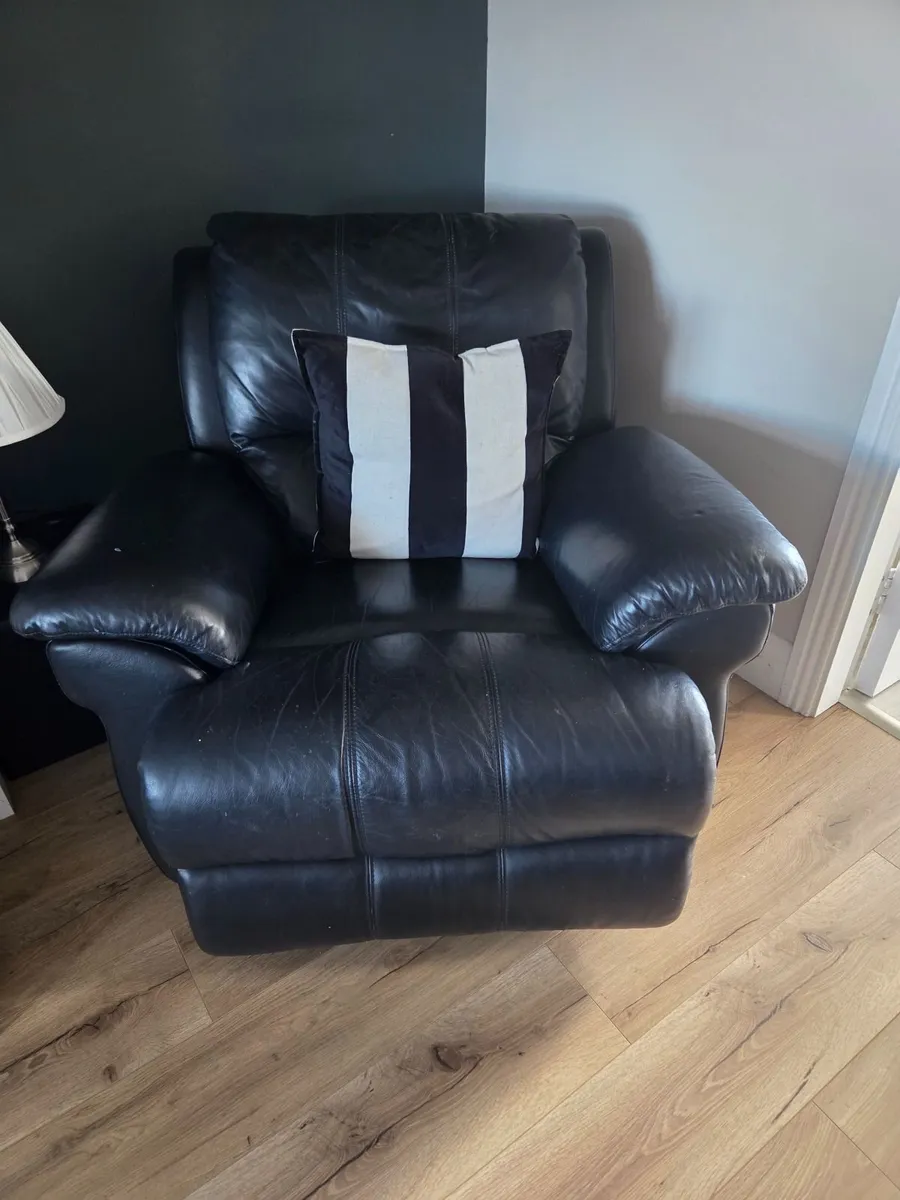 3+1+1 reclining leather couch and 2 chairs - Image 4