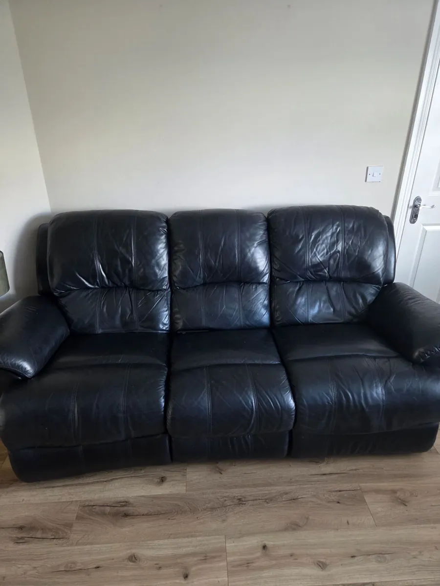 3+1+1 reclining leather couch and 2 chairs - Image 3