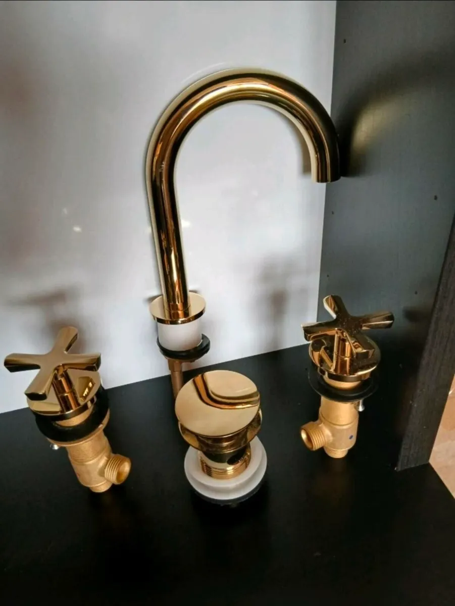 Gold 3 hole tap - Image 1