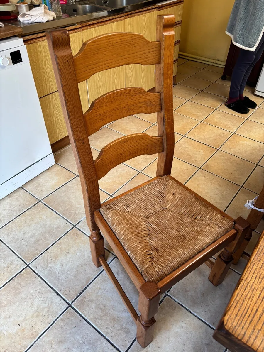 Table and chairs - Image 1