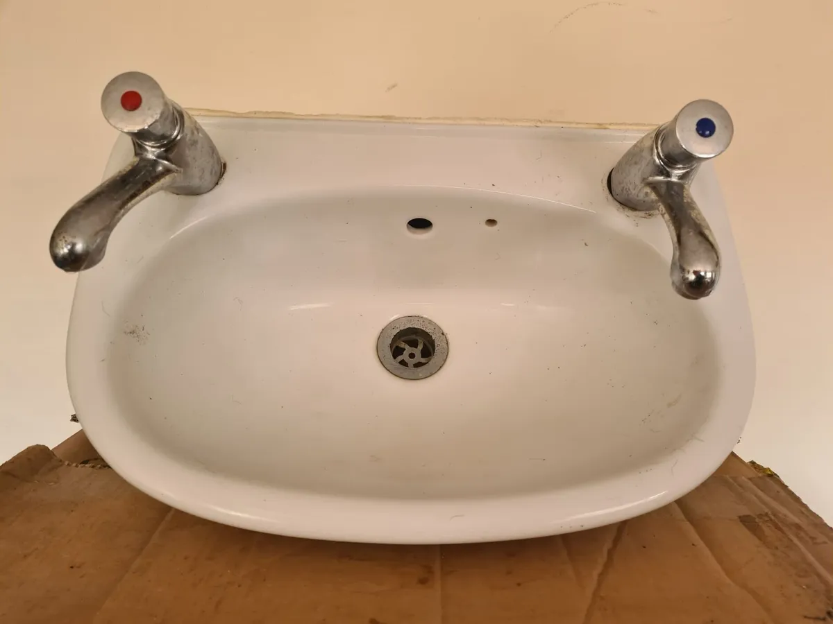 Corner sink and Space saving sinks with taps - Image 4