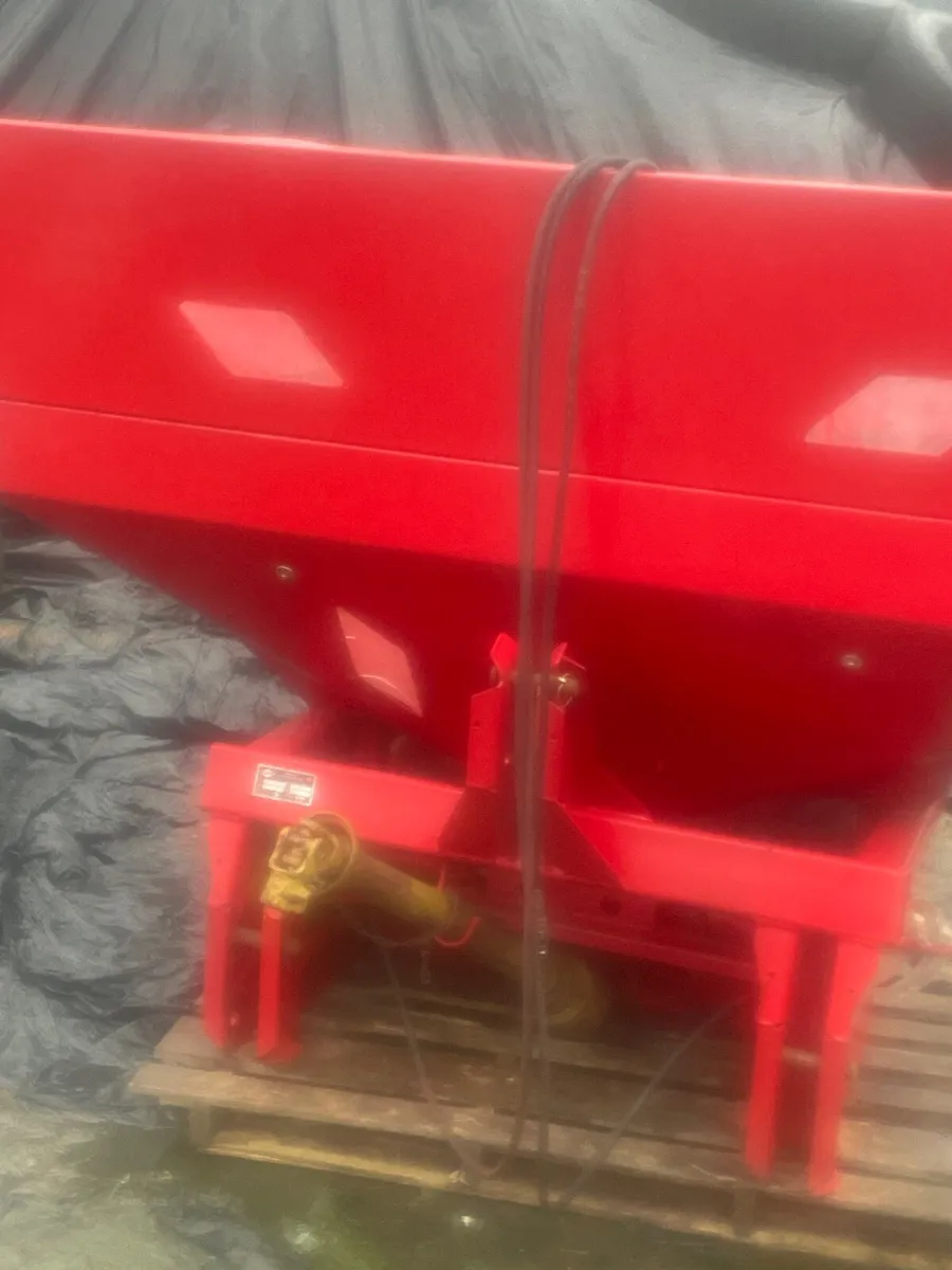Fertilizer spreader - Image 1