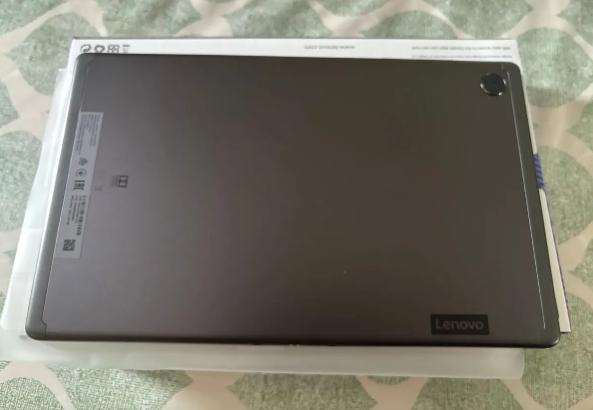 Lenovo Tab M10 HD 10.1" with accessories - Image 3
