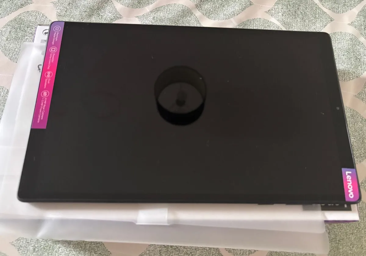 Lenovo Tab M10 HD 10.1" with accessories - Image 2