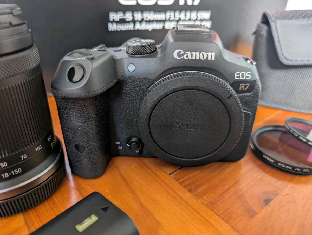 Canon R7 with kit lens - Image 2