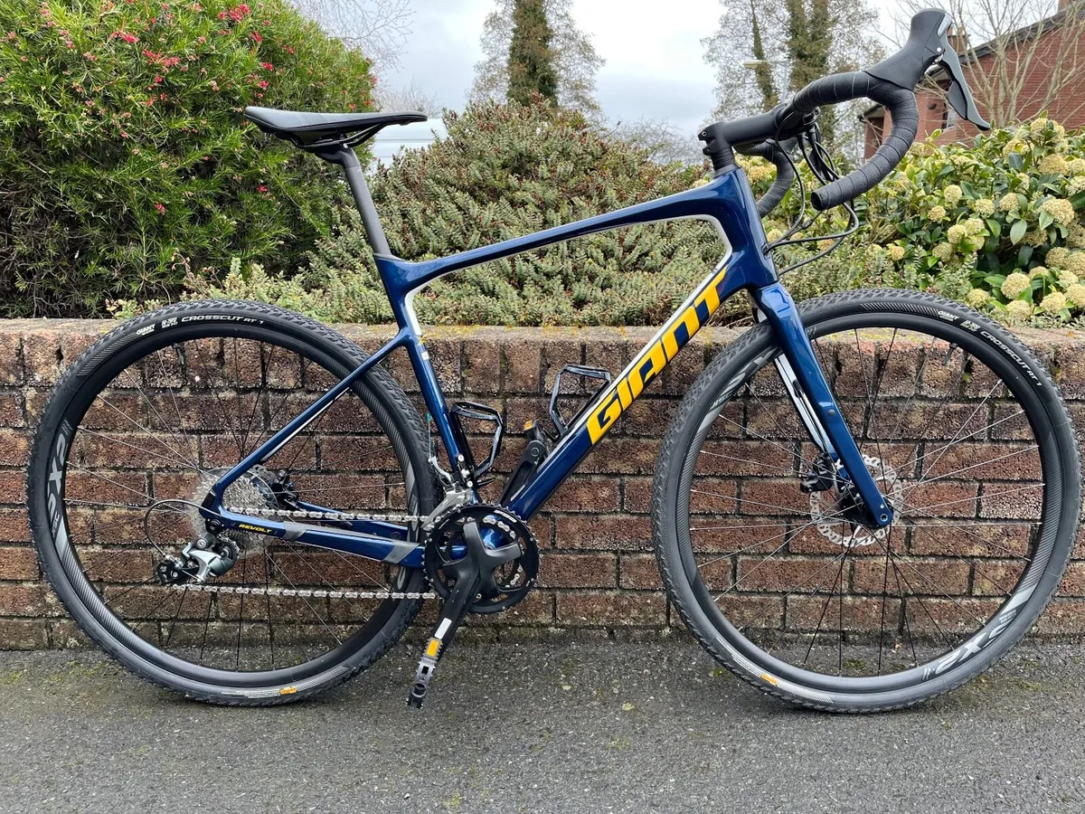 Giant Hybrid Gravel/Road bike Full Carbon - Image 1