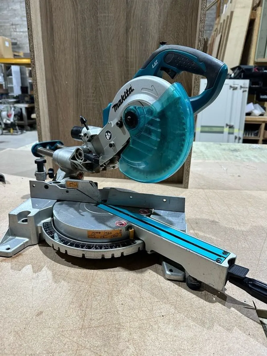 Makita 18v 300mm Mitre saw - Image 1